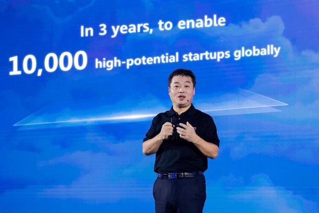 Mr. Zhang Ping'an announcing Huawei Cloud's global startup ecosystem strategy
