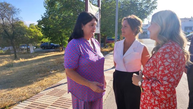 Catalina García (c), junto a María de Mar Dávila y Elena González.