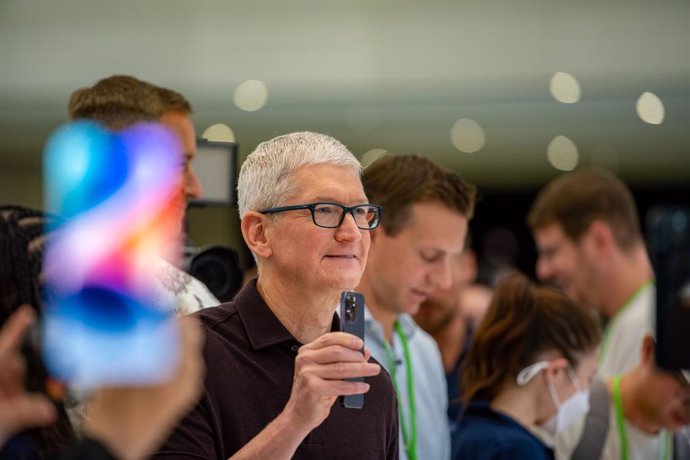 07 September 2022, US, Cupertino: Apple CEO Tim Cook stands with a new iPhone 14 at the novelty event on the grounds of the company's headquarters Apple Park. Apple gives its new iPhones innovative new features before the important Christmas business. P