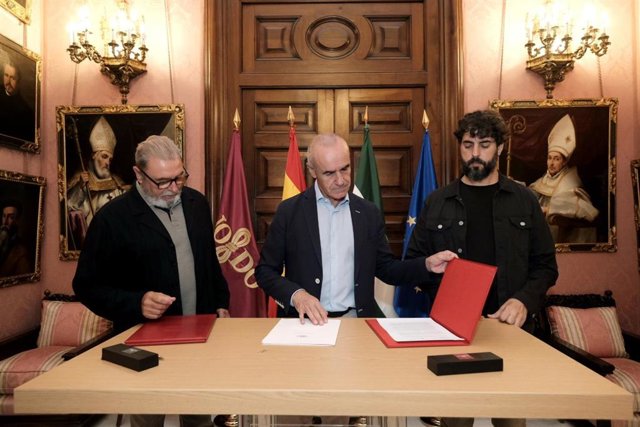 El alcalde de Sevilla, Antonio Muñoz, (en el centro), junto a los secretarios generales de UGT Sevilla, Juan Bautista Ginés, (izquierda) y su homólogo en CCOO, Carlos Aristu, en la firma del acuerdo sobre PRL, en el Ayuntamiento.