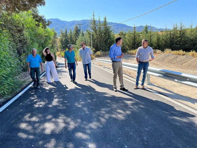 El director general del Agua, José Sandoval (2d), durante su visita a las obras realizadas por la Comunidad Autónoma en dos caminos de Librilla