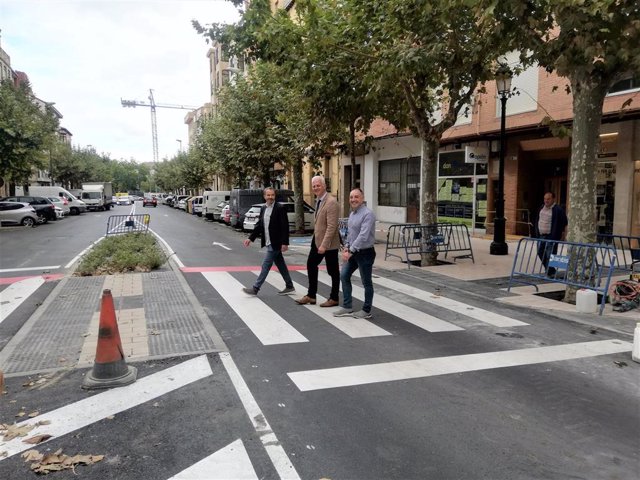 Hoy finalizan las obras de los dos nuevos pasos peatonales elevados de la Avenida de Navarra