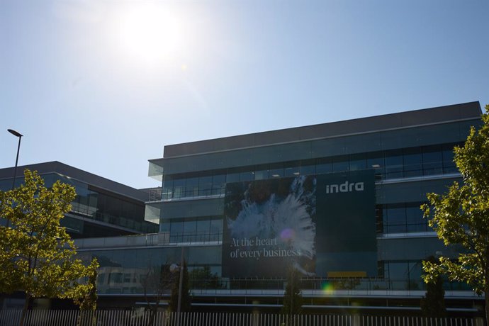 Archivo - Fachada de la sede de Indra, en la calle Avenida de Bruselas 35, a 8 de agosto de 2022, en Madrid (España). Presidida por Marc Murtra, Indra es una empresa multinacional española que ofrece servicios de consultoría sobre transporte, defensa, e