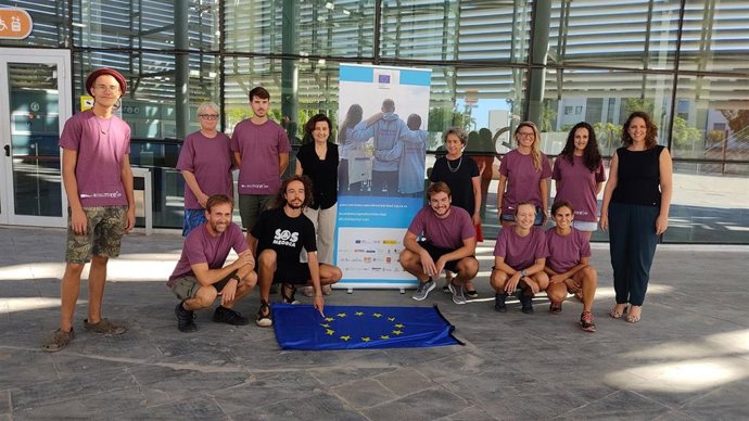 El grupo de voluntariados junto a la consellera de Asuntos Sociales y Deportes, Fina Santiago.