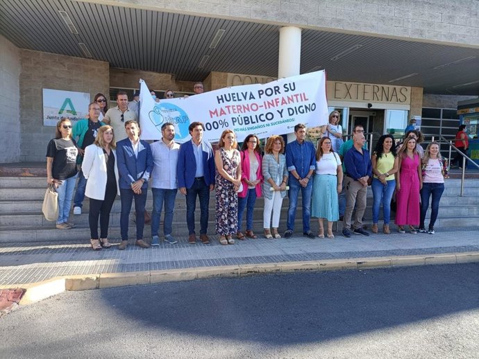Representantes del PSOE, UGT, CCOO, CSIF, Satse, Onusap, asociación en defensa de la sanidad digna y colegios profesionales se han concentrado este viernes a las puertas de Consultas Externas del Hospital Juan Ramón Jiménez de Huelva.