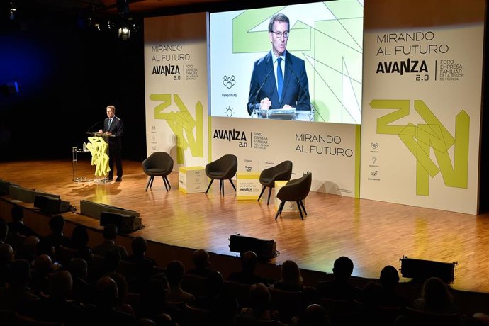 El presidente del PP, Alberto Núñez Feijóo, interviene durante la conferencia inaugural de la segunda edición de 'Avanza', el foro de Empresa Familiar, en el Auditorio y Centro de Congresos Víctor Villegasa, a 16 de septiembre de 2022, en Murcia (España)