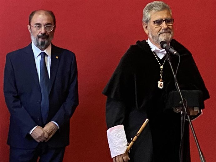 El presidente del Gobierno de Aragón, Javier Lambán, ha realizado las declaracones antes de asistir al inicio del año academico de Unizar, junto con el rector, José Antonio Mayoral.