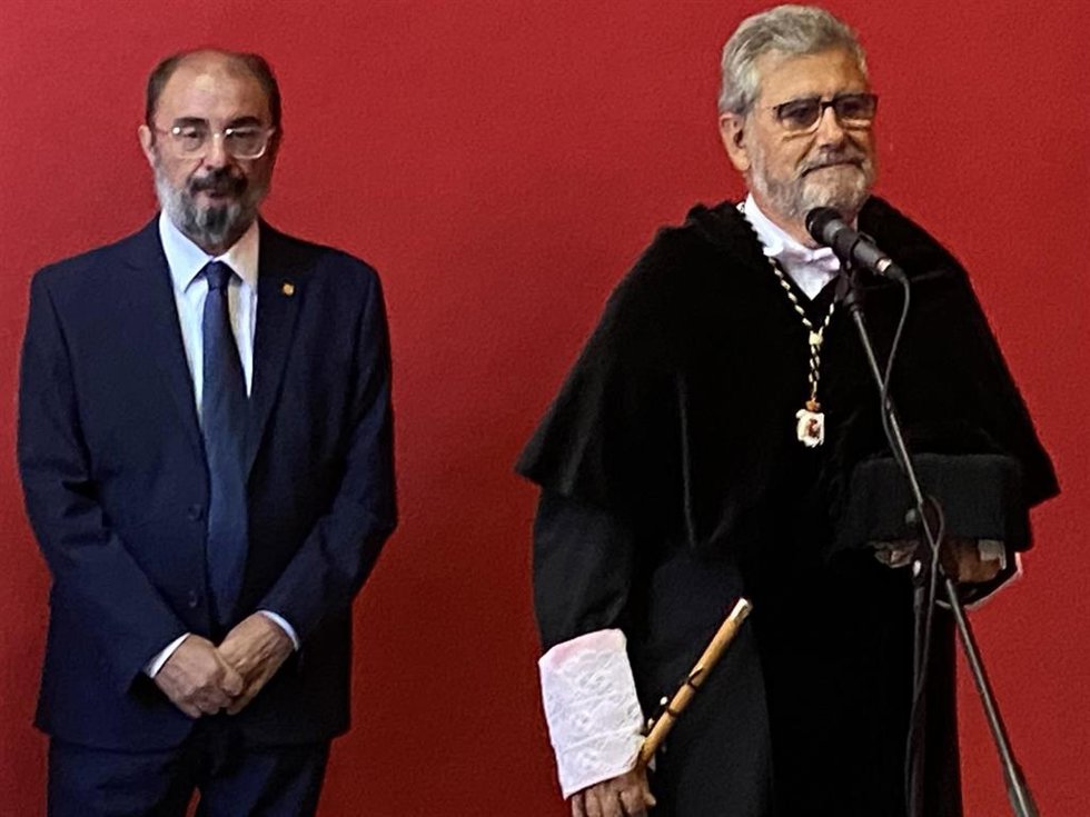 El presidente del Gobierno de Aragón, Javier Lambán, ha realizado las declaracones antes de asistir al inicio del año academico de Unizar, junto con el rector, José Antonio Mayoral.