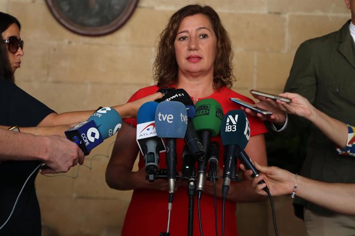 Archivo - La presidenta del Govern, Francina Armengol, ofrece declaraciones a los medios. 