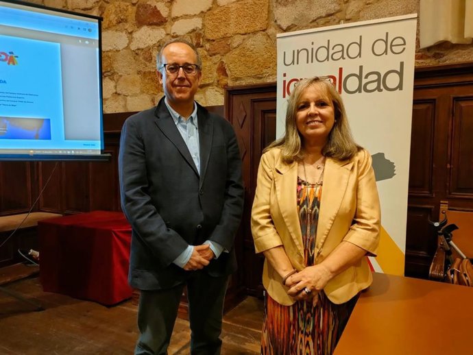 El vicerrector de Investigación y Transferencia, José Miguel Mateos Roco (d), y la directora de la Unidad de Igualdad de la USAL, Inmaculada Sánchez Barrios (i), en la presentación de los 'kits' contra la sumisión química.