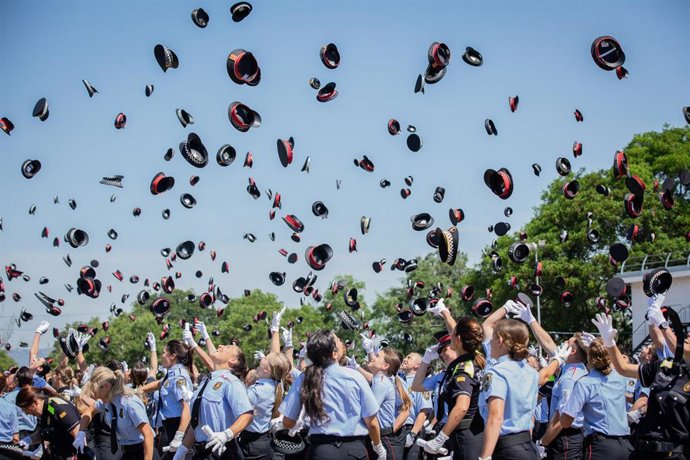 Archivo - Imagen de archivo de los aspirantes del Institut de Seguretat Pública de Catalunya (ISPC) donde lanzan su gorra al aire el día de su graduación en Mollet del Valls (Barcelona).
