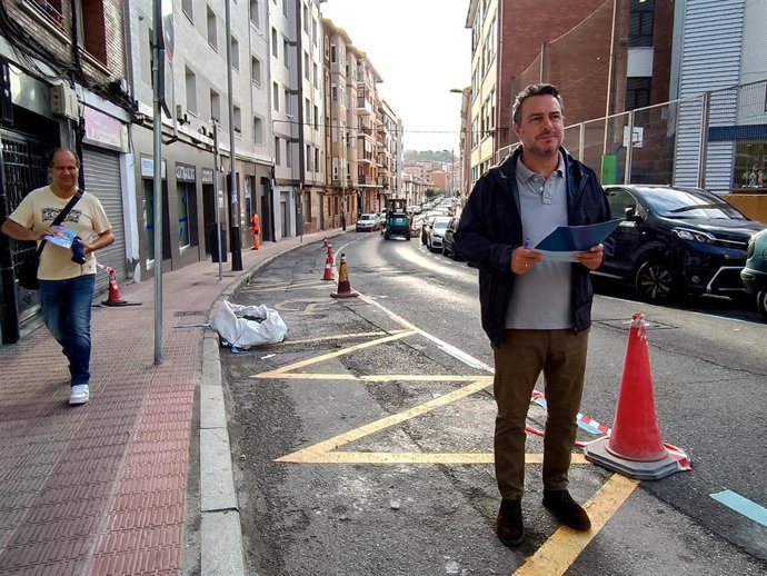 El concejal de Obras de Barakaldo, Jon Andoni Uria, presenta una nueva iniciativa de creación de carriles 'amigables' para hacer más visibles las bicicletas.
