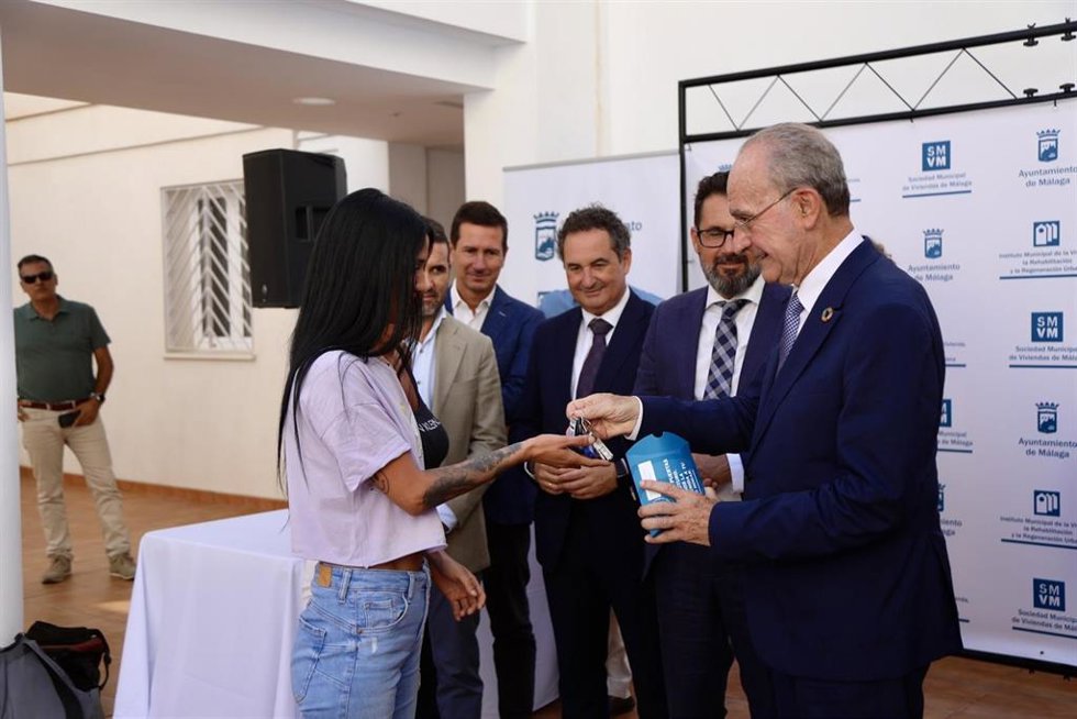 Entrega de llaves de una de las VPO que el Ayuntamiento de Málaga ha financiado en calle Calvo