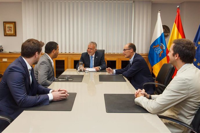 El presidente del Gobierno de Canarias, Ángel Víctor Torres, con representantes de Amazon
