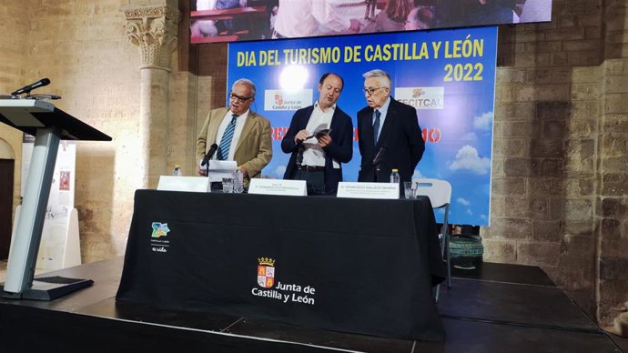 Santonja (I) , junto al alcalde de Frómista (C) y el presidente de Fecitcal