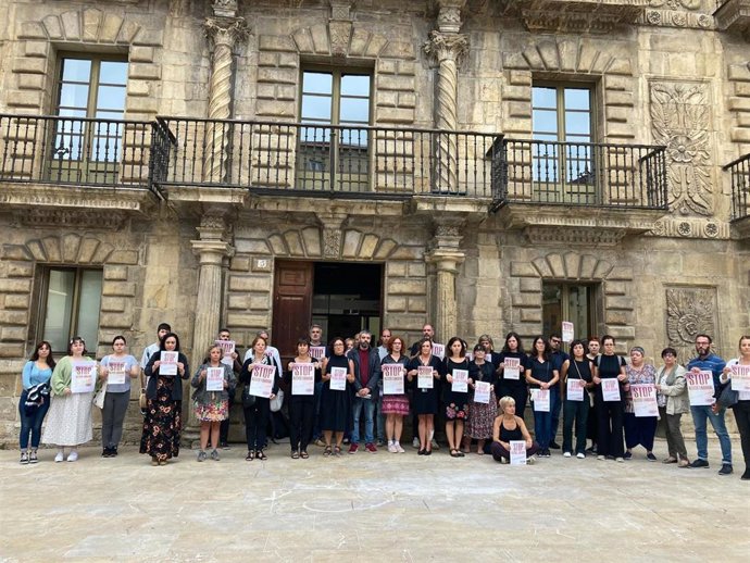 Concentración frente a la Escuela Superior de Arte del Principado de Asturias.
