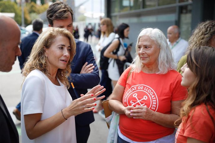 La ministra de Transportes, Agenda Urbana y Movilidad, Raquel Sánchez, se reúne con dos representantes del Sindicat de Llogateres tras la presentación de la nueva estación de Sants de Barcelona.