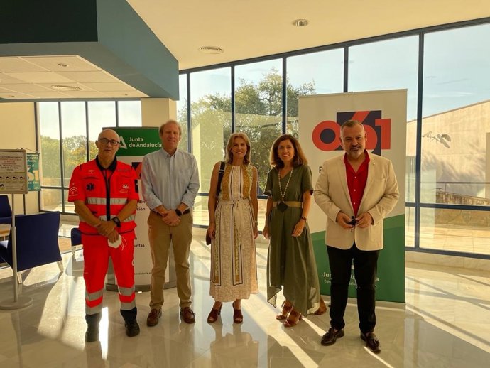 La delegada de Salud y Consumo, María Jesús Botella (segunda por la dcha.), en la inauguración del curso del 061 a Futuro Singular.