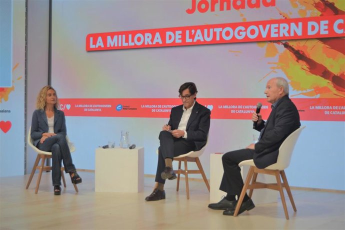 La presidenta del Congreso, Meritxell Batet, junto al líder del PSC, Salvador Illa, y el expresidente de la Generalitat José Montilla, en las jornadas sobre el autogobierno.