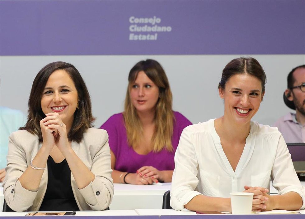 (I-D) La ministra de Derechos Sociales y Agenda 2030, Ione Belarra, y la ministra de Igualdad, Irene Montero, durante la apertura del Consejo Ciudadano Estatal en la sede de Podemos, a 16 de septiembre de 2022, en Madrid (España).