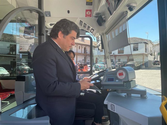 Archivo - El consejero de Transportes, David Pérez, comprueba el sistema de validación puesto en marcha en colaboración con AISA en Valdemoro, en junio de 2022.