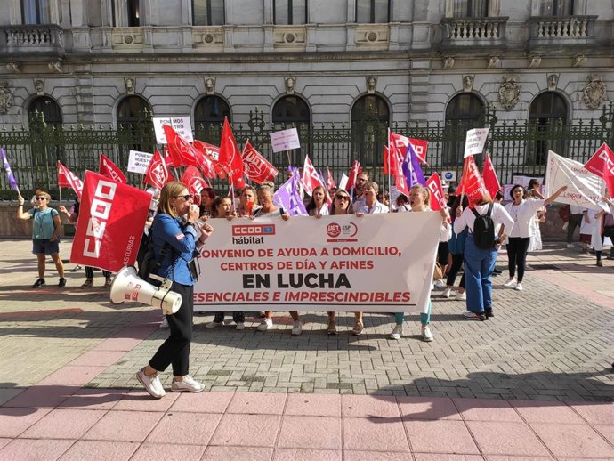 Trabajadoras del SAD se concentran ante la sede de Presidencia para pedir a Adrián Barbón mejoras en su sector.