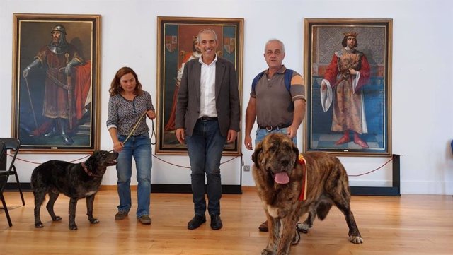 El concejal de Régimen Interior, Movilidad y Deportes, Vicente Canuria, el presidente de la Sociedad Canina de León, Vicente González, y del secretario, Félix García.