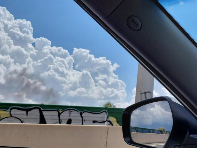 Humareda producto del incendio que ha tenido lugar en unas cocheras cercanas a la autovía a Son Ferriol.