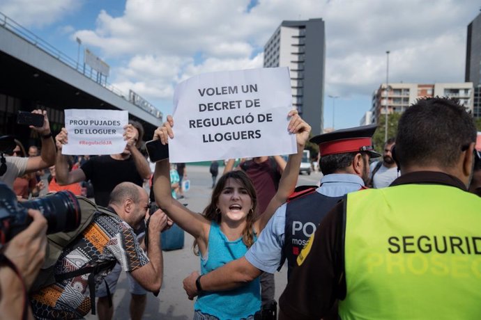 Uns activistes irrompen en un acte de Raquel Sánchez a Barcelona per demanar la regulació dels lloguers.