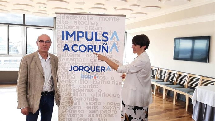 El candidato del BNG a la Alcaldía de A Coruña, Francisco Jorquera, en la presentación de su candidatura junto a la portavoz nacional del BNG, Ana Pontón