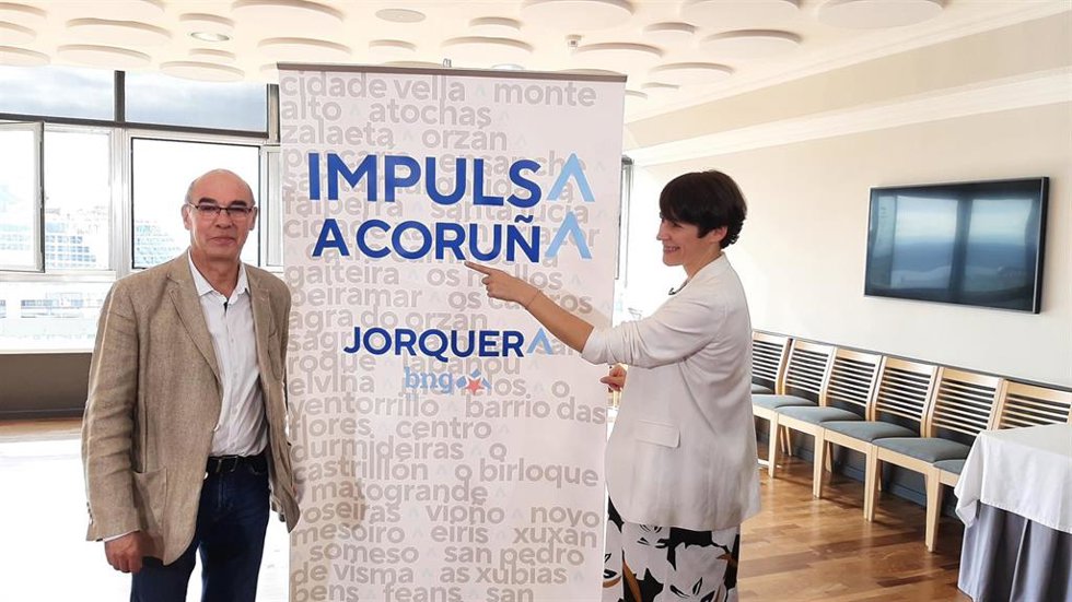 El candidato del BNG a la Alcaldía de A Coruña, Francisco Jorquera, en la presentación de su candidatura junto a la portavoz nacional del BNG, Ana Pontón