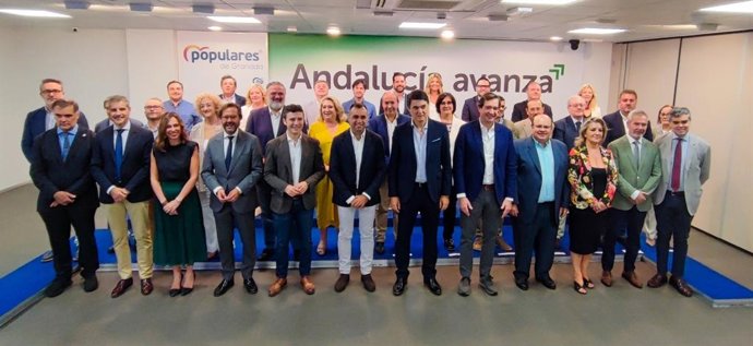 Foto de familia durante el desayuno informativo del PP de Granada.