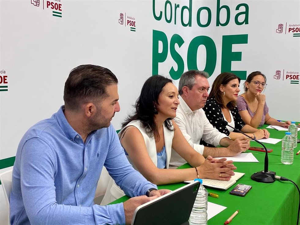 Crespín y Espadas (centro) presiden la reunión de la ejecutiva provincial del PSOE de Córdoba.
