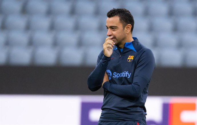 12 September 2022, Bavaria, Munich: Barcelona head coach Xavi leads a training session for the team ahead of Tuesday's UEFAChampions League Group C soccer match against Bayern Munich. Photo: Sven Hoppe/dpa