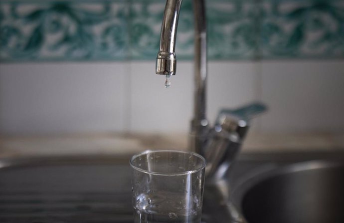 Imágenes de recurso de un grifo de agua de uso doméstico goteando.