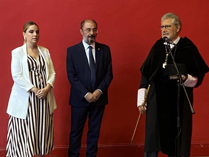 El presidente del Gobierno de Aragón, Javier Lambán; la consejera de Ciencia, Universidad y Sociedad del Conocimiento, Maru Díaz; y el recto de la Universidad de Zaragoza, José Antonio Mayoral.