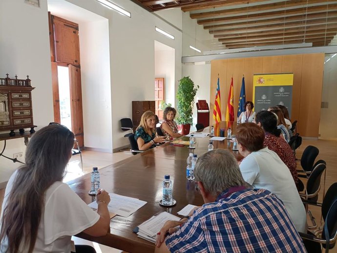 La delegada del Gobierno en la Comunitat Valenciana, Pilar Bernabé, se reúne con empleadas del hogar