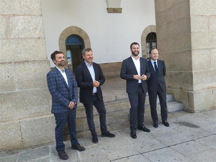 El presidente de la AEEF, Miguel Ángel Leal, el concejal de Turismo de Cáceres, Jorge Villar, el alcalde de Cáceres, Luis Salaya, y el presidente del IEF, José Luis Blanco, tras la presentación del XXV Congreso Nacional de la Empresa Familiar