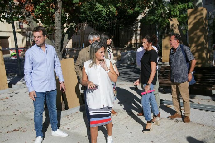 La alcaldesa de Toledo, Milagros Tolón, en su visita a Azucaica.