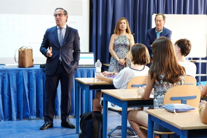 El delegado territorial de Desarrollo Educativo y Formación Profesional y de Universidad, Investigación e Innovación en Málaga, Miguel Briones, en una visita en el IES Salvador Rueda
