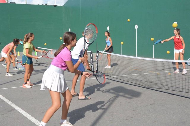 Participantes en uno de los entrenamientos en valores del Rafa Nadal Tour by Santander, en el RC Jolaseta (Getxo)