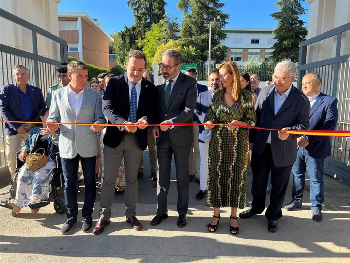 El delegado del Gobierno andaluz en Córdoba, Adolfo Molina (centro), en la inauguración de AgroPriego.