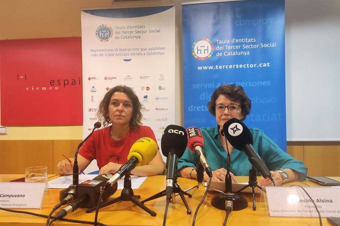 La portavoz de la Aliana contra la Pobresa Energtica, Maria Campuzano, y la presidenta de la Taula d'entitats del Tercer Sector Social de Catalunya, Francina Alsina