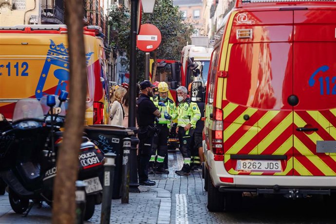 Bomberos conversan con miembros de policía tras una explosión de una vivienda en Malasaña, a 16 de septiembre de 2022, en Madrid (España). Una vivienda de la calle San Vicente Ferrer de Madrid ha registrado esta mañana una explosión que ha provocado el 