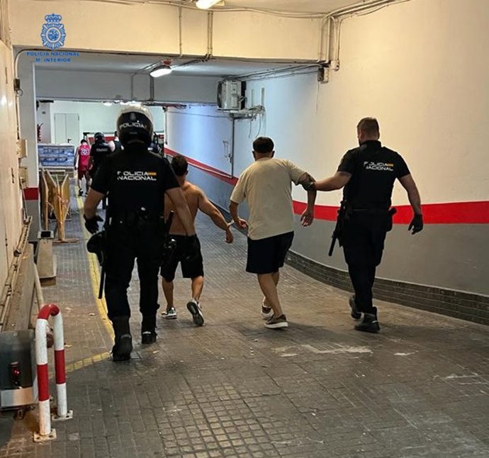 Detienen a cuatro hombres por propinar una paliza al trabajador de un local de Playa de Palma.