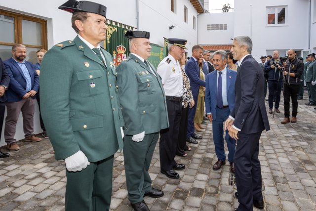 El ministro del Interior, Fernando Grande-Marlaska, y el presidente de Cantabria, Miguel Ángel Revilla, inauguran la reforma del cuartel de Potes