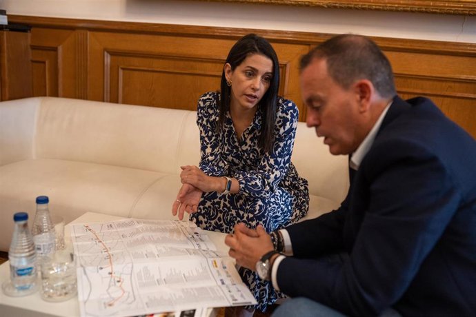 La presidenta de Ciudadanos, Inés Arrimadas, durante su reunión con el presidente de la Diputación de Zamora, Francisco José Requejo.