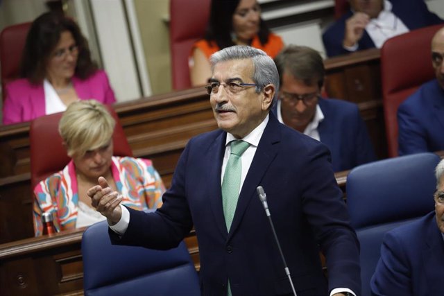 El consejero de Hacienda del Gobierno de Canarias y presidente de NC, Román Rodríguez, en el Pleno del Parlamento
