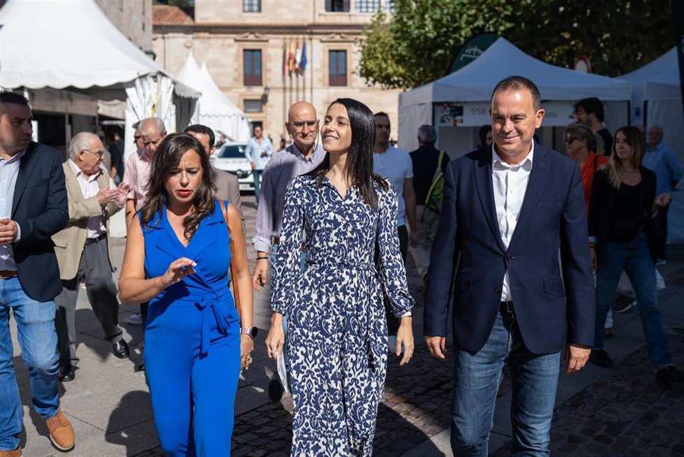 (I-D) La coordinadora de Ciudadanos en Castilla y León, Gemma Villarroel; la presidenta de Ciudadanos, Inés Arrimadas y el presidente de la Diputación de Zamora, Francisco José Requejo, visitan la Feria Internacional de Queso Fromago.
