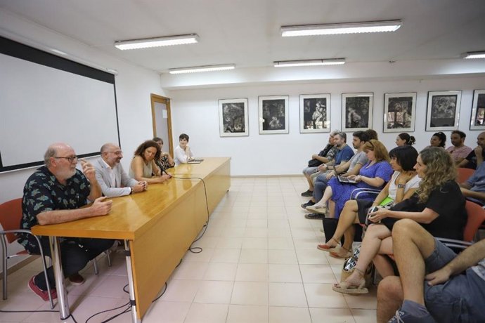 Creadores y productores mallorquines mantienen un encuentro la directora de ficción de Netflix en España y Portugal, Verónica Fernández, y la coordinadora de relaciones institucionales de Netflix en España y Portugal, Beatriz Álvarez.